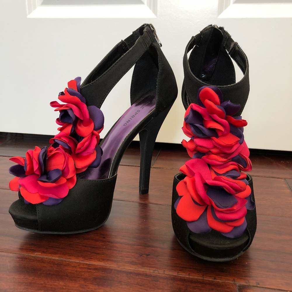 Black Pumps / Heels with Flower Details